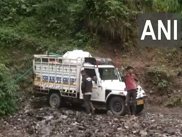 मानसून के कहर के बाद मरने वालों की संख्या 69 तक पहुंचने पर स्थानीय लोगों ने बाढ़ प्रभावित Mandi में मदद पहुंचाई