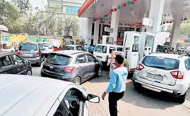 दिल्ली में ईंधन प्रतिबंध विफल, कैमरा बंद