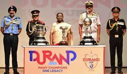 President Murmu ने प्रतिष्ठित डूरंड कप ट्रॉफियों को हरी झंडी दिखाई
