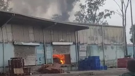 'अमूल दूध' के गोदाम में लगी भीषण आग, सब कुछ जलकर खाक