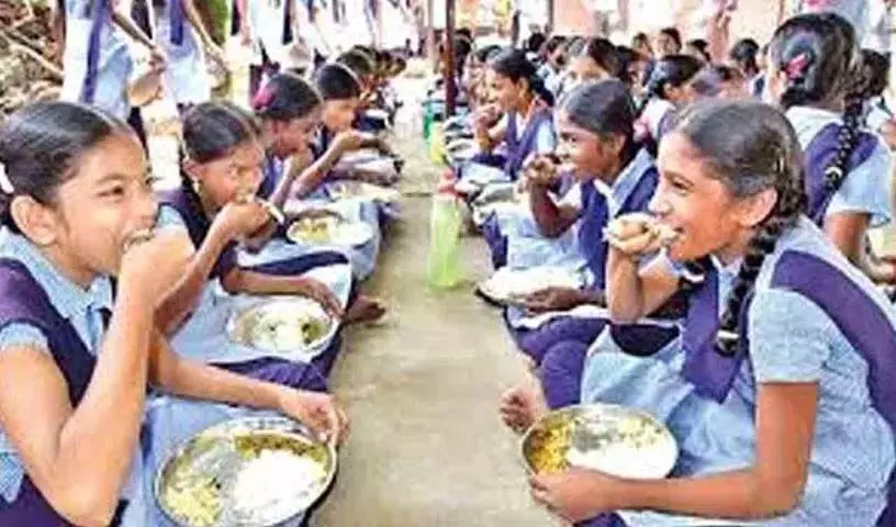 मध्याह्न भोजन योजना का प्रबंधन कैसे किया जाता है?