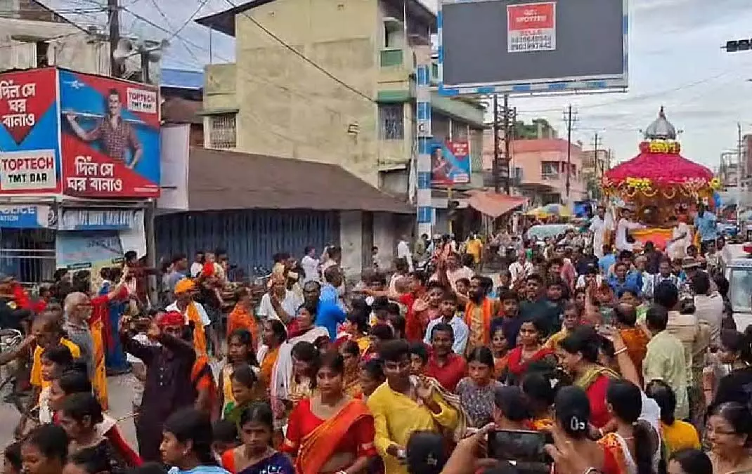 दिनहट्टा में रथ का ऊपरी हिस्सा गिरने से दो लोग घायल