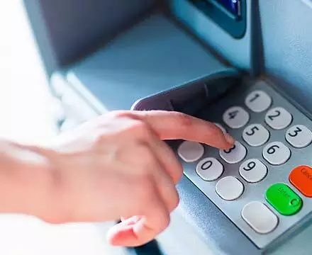 बैंक मशीन में 'खिलौना नोट' जमा करने के आरोप में गिरफ्तार