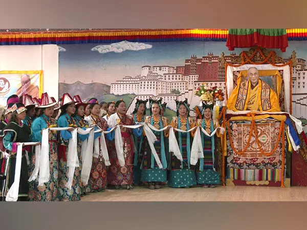 प्रार्थना और केक काटकर: नेपाल में तिब्बती शरणार्थियों ने दलाई लामा का 90वां जन्मदिन मनाया