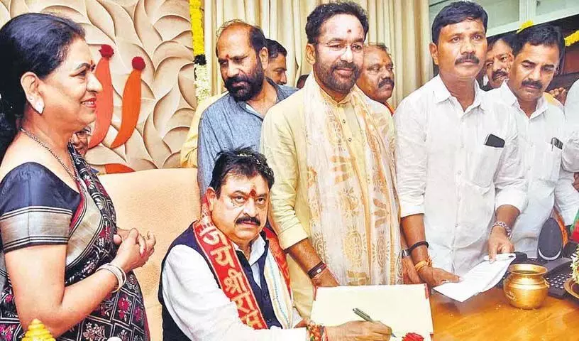 कमल में एक बूढ़ा आदमी