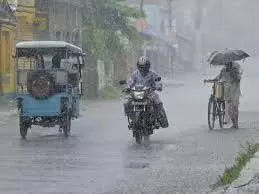 Uttar Pradesh : गरज चमक के साथ बारिश, 47 जिलों में अलर्ट जारी