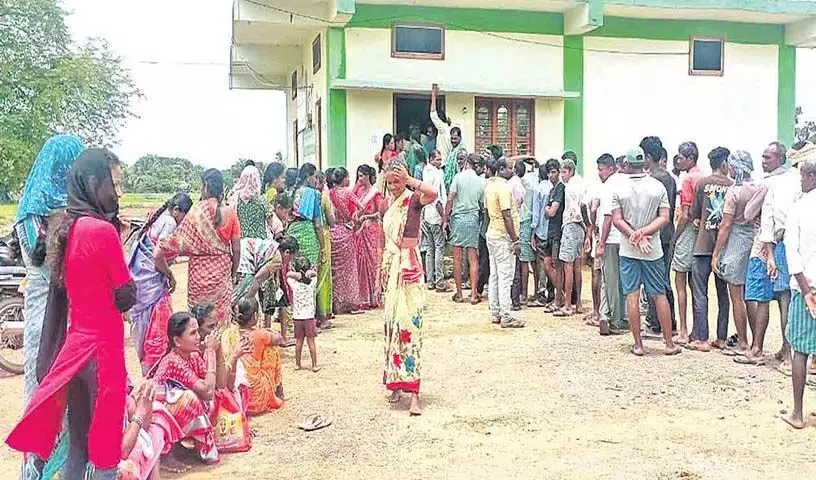 यूरिया के लिए किसानों की कतार
