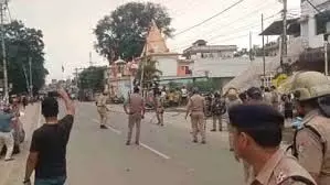 नाबालिग की मौत के बाद प्रदर्शन, चूड़ियां फेंकी गईं, पुलिस पर पथराव
