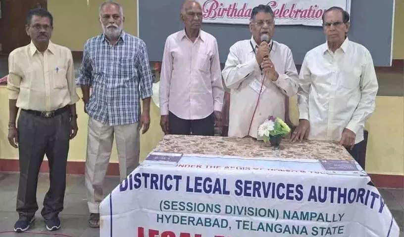 बुजुर्गों को साइबर धोखाधड़ी से सावधान रहना चाहिए