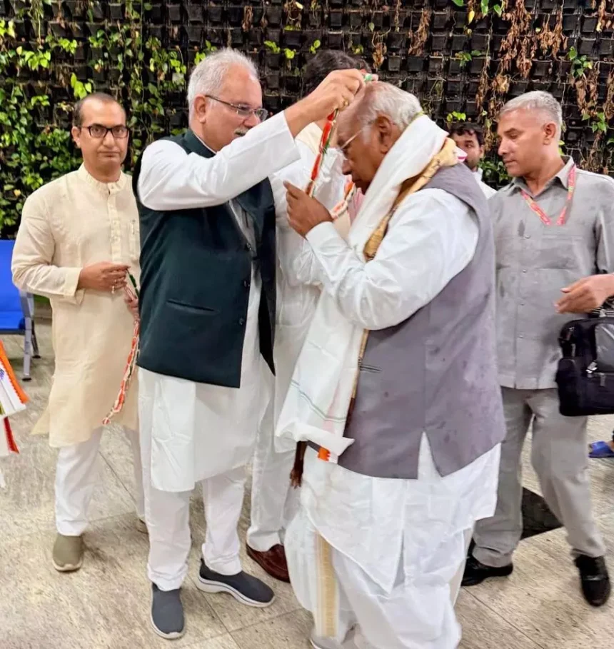 मल्लिकार्जुन खरगे रायपुर पहुंचे
