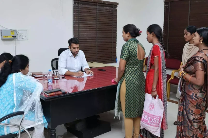जनदर्शन में जिले के विभिन्न क्षेत्रों से पहुंचे आवेदकों ने सुनाई अपनी समस्या