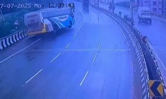 निवेदिता ब्रिज पर बस दुर्घटना