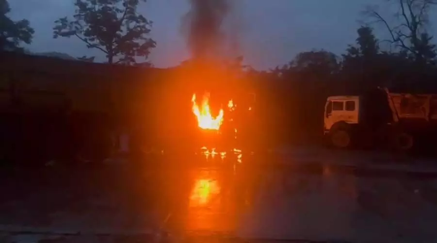CG BREAKING: सर्वमंगला-कुसमुंडा मार्ग पर खड़े ट्रेलर में भीषण आग, बड़ा हादसा टला