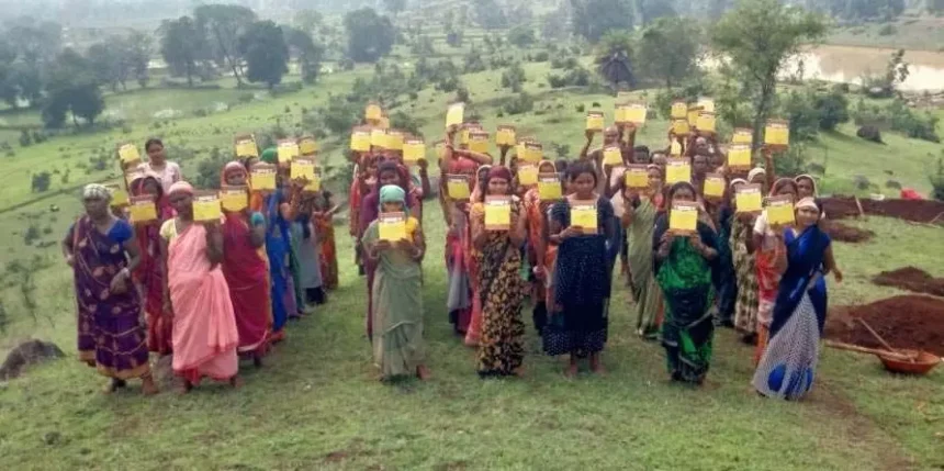 रोजगार दिवस में दी गई जल संरक्षण, मनरेगा एप की ग्रामीणों को जानकारी