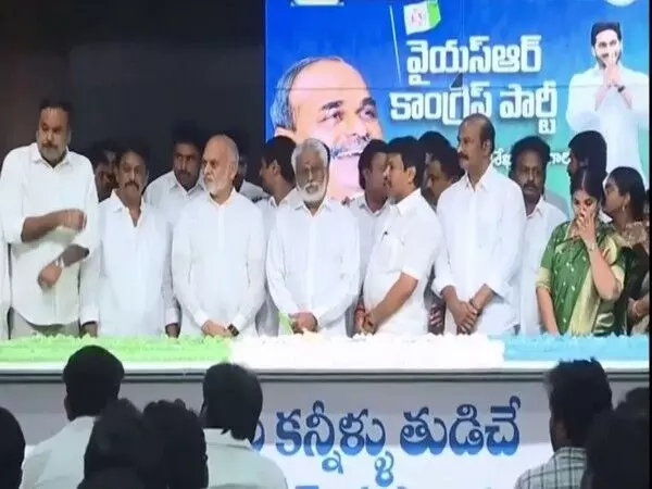 YSRCP नेताओं ने पूर्व सीएम वाईएसआर रेड्डी की 76वीं जयंती मनाई