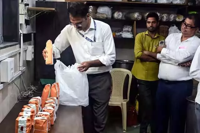 शिवसेना विधायक संजय गायकवाड़ की मारपीट के बाद कैंटीन का लाइसेंस रद्द