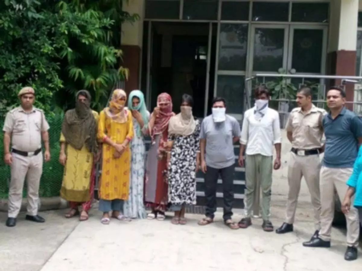 ट्रैफिक सिग्नल में भीख मांगने वाले बांग्लादेशी निकले, सलवार पहनकर लोगों को कर रहे थे गुमराह
