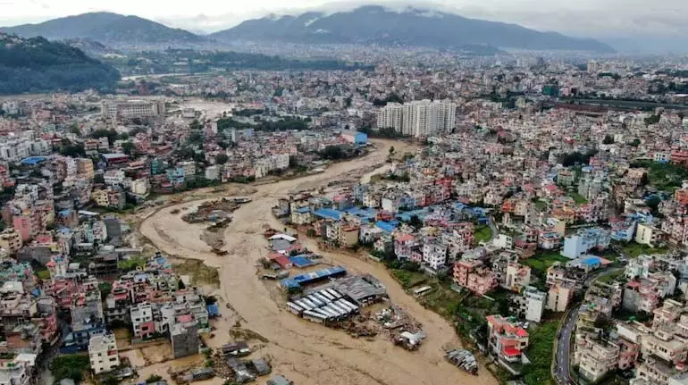 नेपाल में घातक बाढ़ का कारण क्या था?