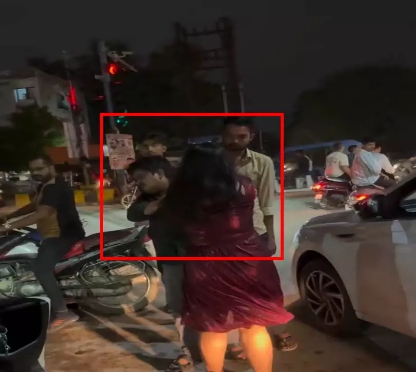 रायपुर में लड़की ने लड़के को जड़ा थप्पड़, देखें वीडियो