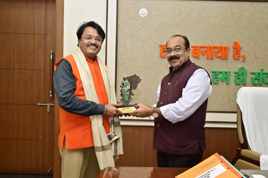 उपमुख्यमंत्री अरुण साव से सुप्रसिद्ध हास्य कवि शशिकांत यादव की सौजन्य मुलाकात