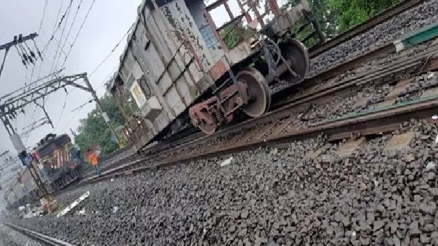 मुंबई के पास मालगाड़ी पटरी से उतरी, लंबी दूरी की ट्रेनें प्रभावित