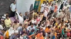 Bareilly : भाईचारे की तस्वीर, मुस्लिम समुदाय ने कांवड़ियों पर बरसाए पुष्प