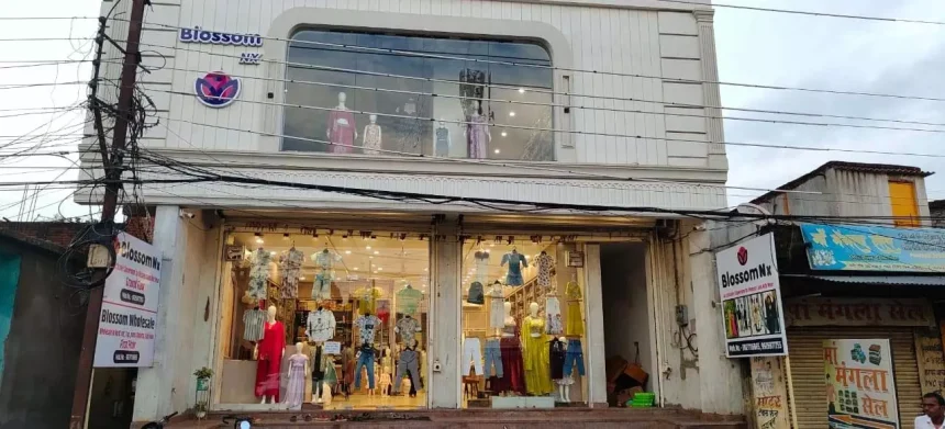 ब्लॉसम वूमन एंड किड्स वेयर दुकानदार ने निगरानी के लिए उठाया सराहनीय कदम