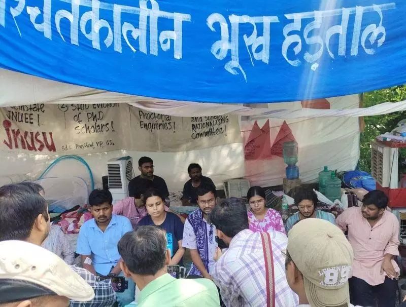 JNU कुलपति ने स्वास्थ्य चिंताओं के बीच बातचीत और हड़ताल खत्म करने की अपील की