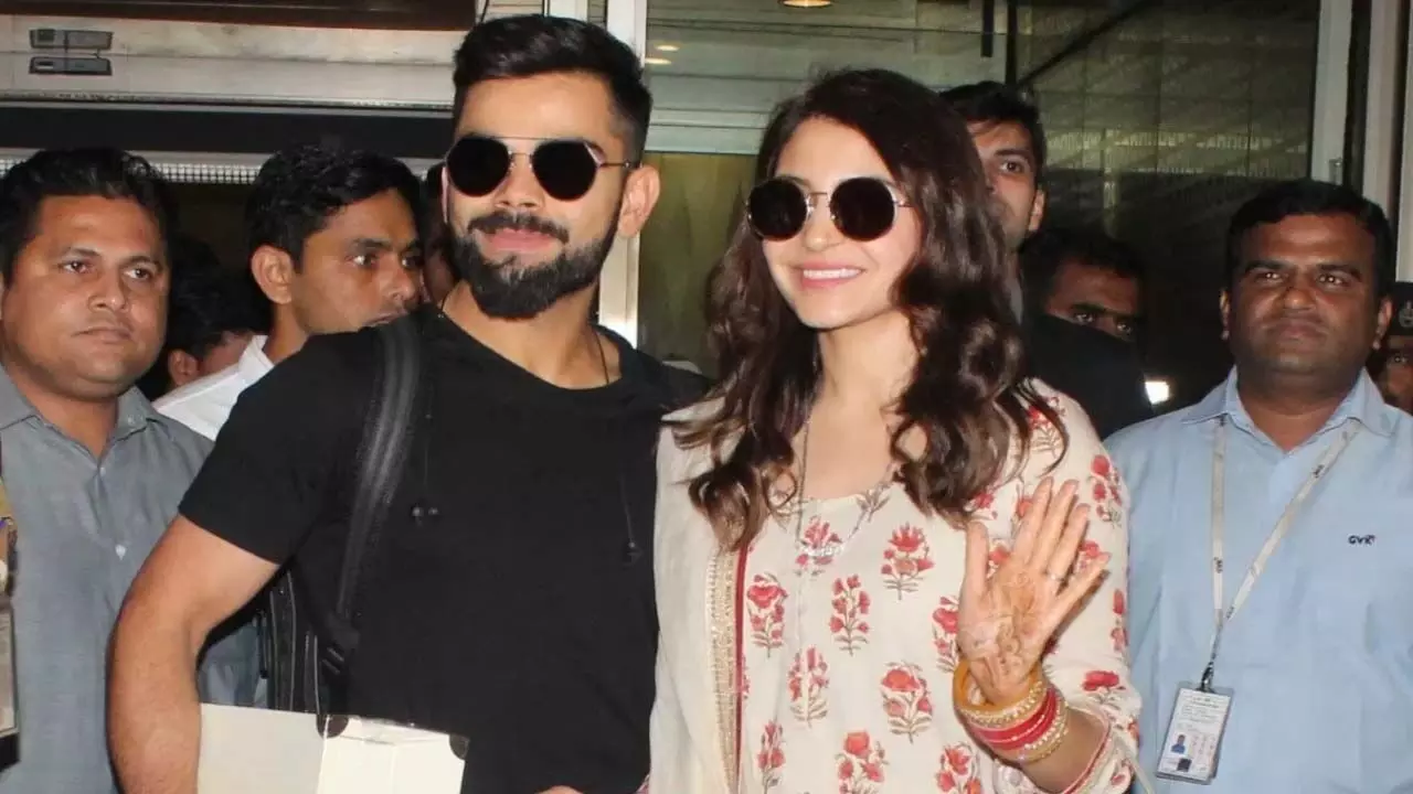 Virat का प्यारा सा इशारा अनुष्का की अनुपस्थिति की व्याख्या करता