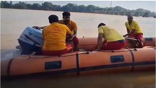 जाजपुर में युवक ने खारासरोटा नदी में लगाई छलांग, लापता