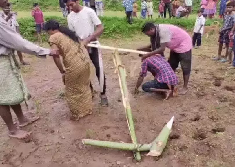 BREAKING: प्रेमी जोड़े को बैल की तरह हल में बांधकर खेत जुतवाया, कोड़े मारकर गांव से भगाया