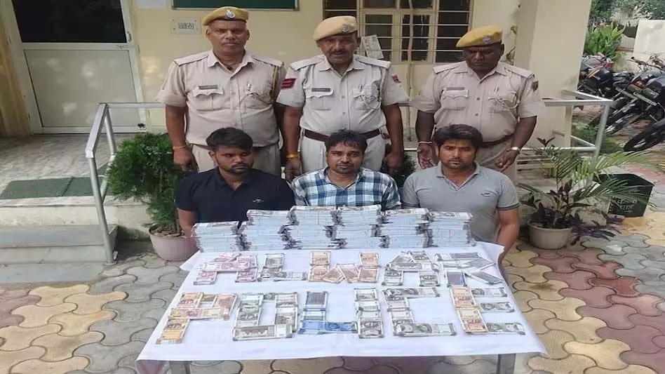 नकली नोटों के साथ ठग गिरोह गिरफ्तार, लोगों को पैसे 5 गुना करने का देते थे लालच