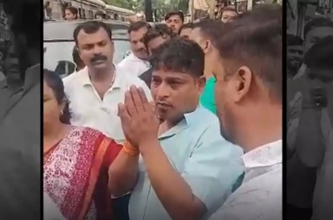 शिवसेना और MNS कार्यकर्ताओं ने ऑटो ड्राइवर के साथ की मारपीट, सामने आया वीडियो