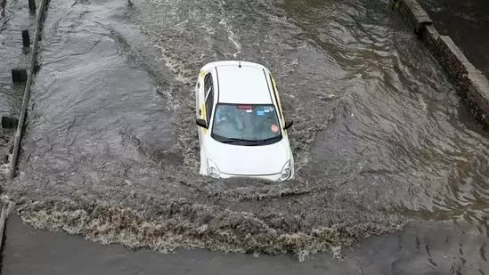गुड़गांव में जलभराव से परेशान युवक ने कहा- छोड़ दूंगा भारत