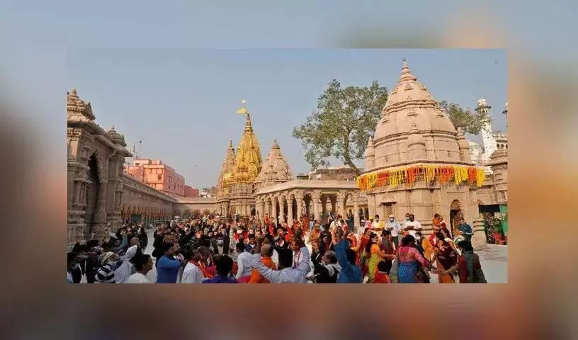सावन के पहले सोमवार को काशी विश्वनाथ में उमड़ी भारी भीड़