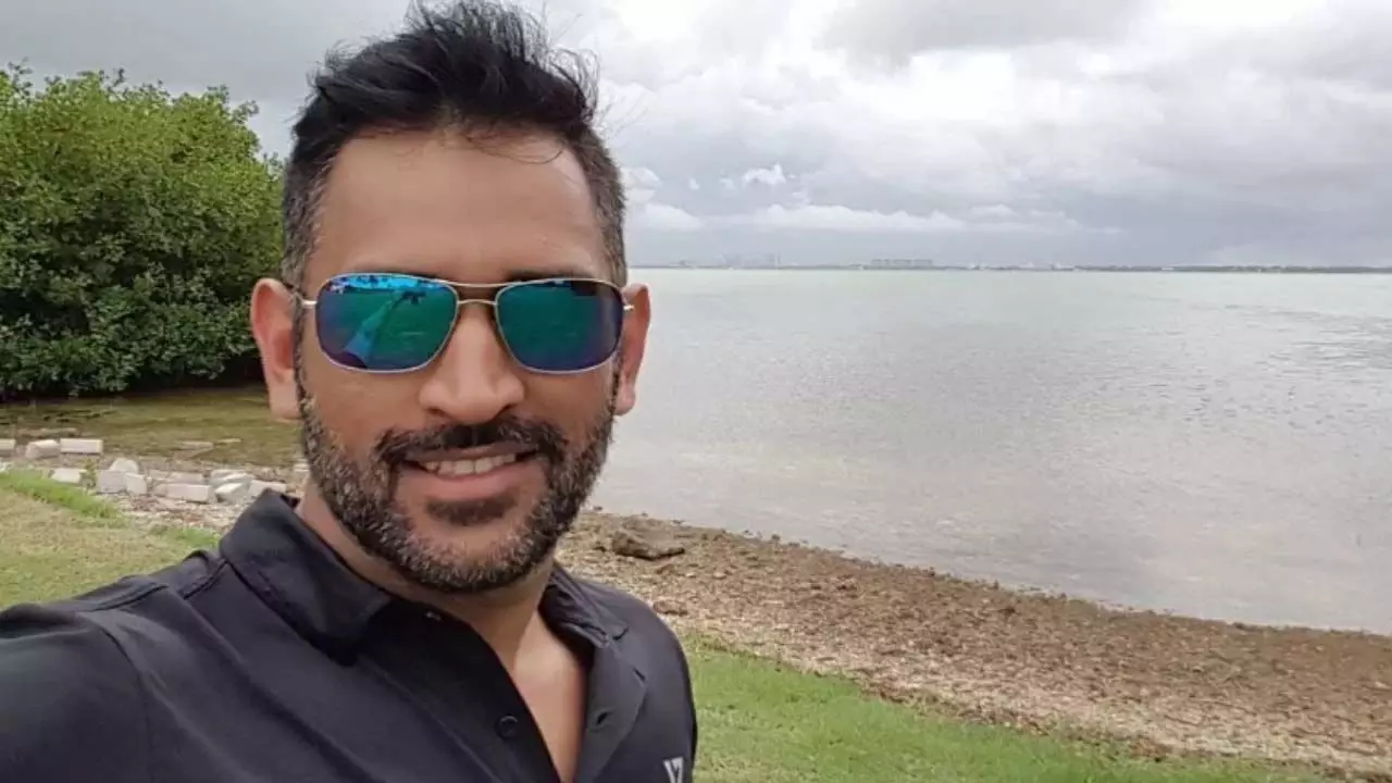 MS Dhoni की पियानो कीज़ वाली 72,000 रुपये की शर्ट पर लोगों ने दी मजेदार प्रतिक्रियाएं