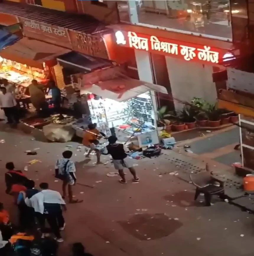BREAKING: चश्मा खरीदने को लेकर हुआ विवाद, कांवड़ियों के भेष में असामाजिक तत्वों ने की तोड़फोड़