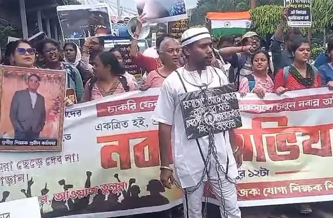 SSC:हजारों बेरोजगार सड़क पर नारेबाजी करते हुए