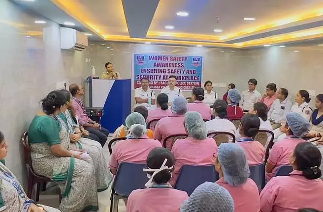कार्यस्थल पर यौन उत्पीड़न की रिपोर्ट करें