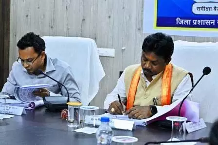 आपसी सामंजस्य से कार्य करें अधिकारी, हितग्राहियों को दें लाभ: सांसद महेश कश्यप