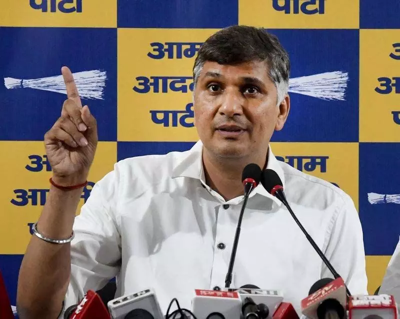 आप का कपिल मिश्रा पर फर्जी खबरों से सांप्रदायिक तनाव भड़काने का आरोप