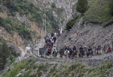 अमरनाथ यात्रा: 2.20 लाख श्रद्धालुओं ने किए बाबा बर्फानी के दर्शन