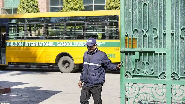 दिल्ली के तीन स्कूलों को बम से उड़ाने की धमकी