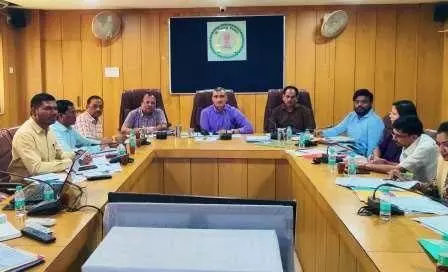कर्तव्यनिष्ठा, पारदर्शिता व उत्तरदायित्व के साथ कार्य करें अधिकारी: कलेक्टर शर्मा