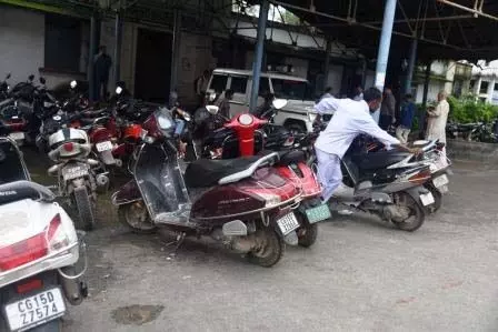 कलेक्ट्रेट परिसर में अनियमित पार्किंग पर कार्रवाई शुरू