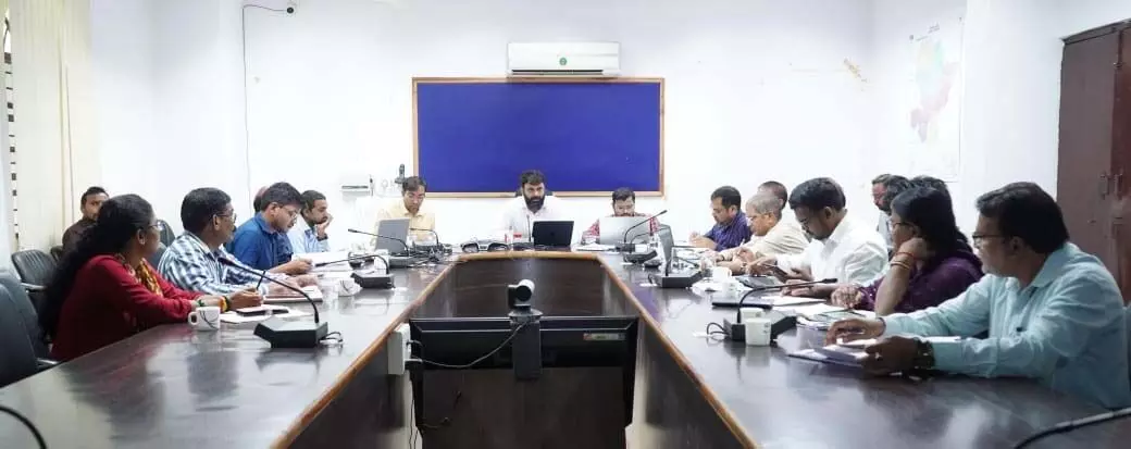 जाति प्रमाण पत्र निर्माण हेतु स्कूलों में अभियान चलाने कलेक्टर ने दिए निर्देश