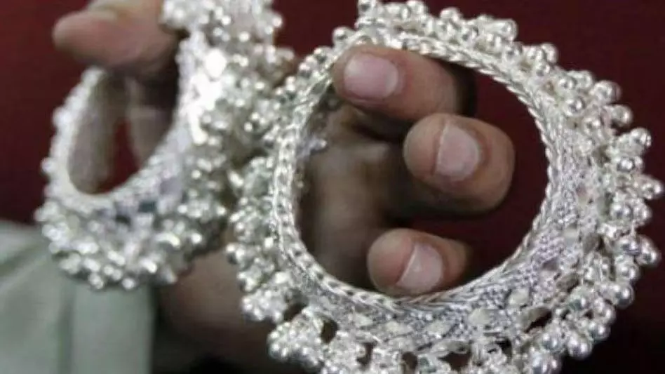चांदी खरीदारों के लिए खुशखबरी, 2,900 रुपए प्रति किलो गिरा दाम