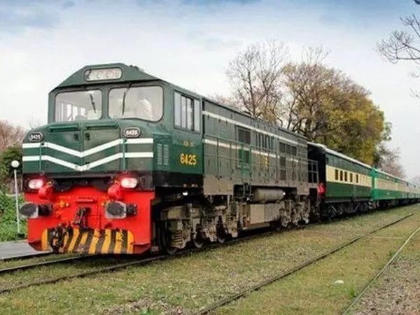 पाकिस्तान रेलवे 11 ट्रेनों का वाणिज्यिक प्रबंधन निजी क्षेत्र को सौंपेगा
