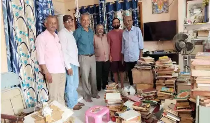 आयुष को आयुर्वेदिक ग्रंथों का वितरण