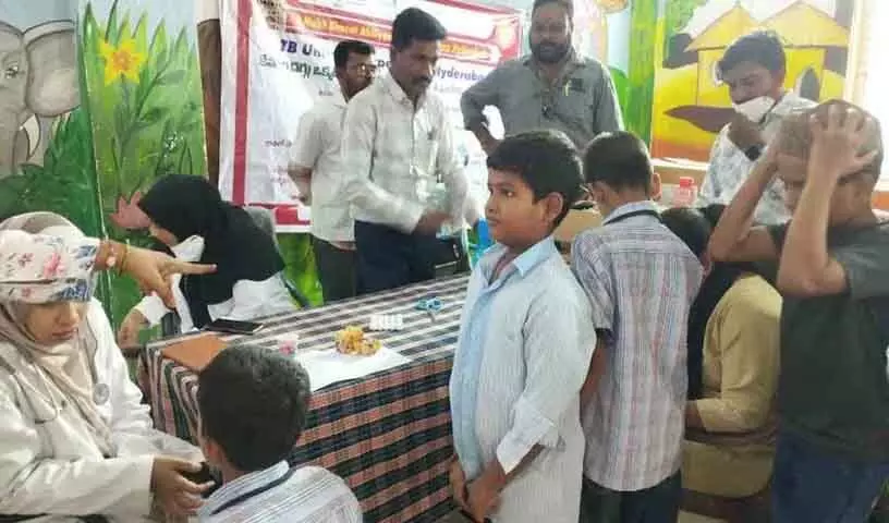 अल्पसंख्यक गुरुकुल स्कूल में छात्रों के लिए चिकित्सा शिविर
